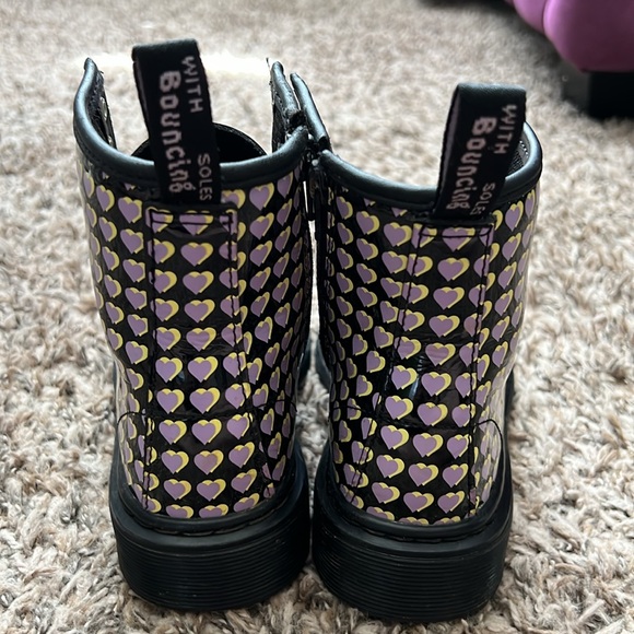 Dr. Martens Girls Boots with hearts - Picture 6 of 10
